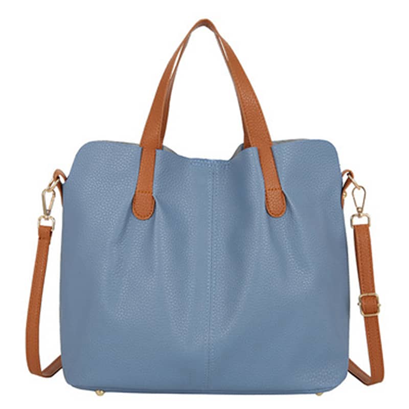 Petit sac de voyage femme format compact en bleu sur un fond blanc.