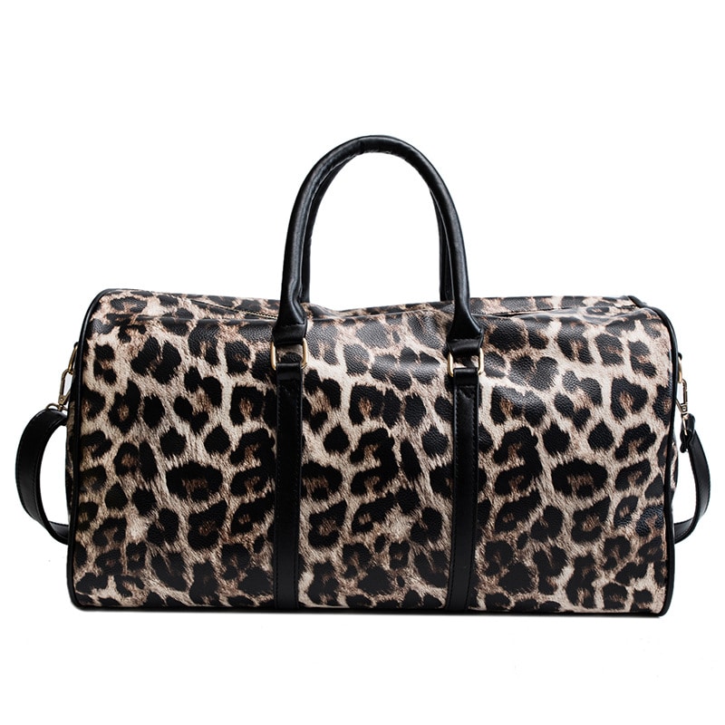 Un sac de voyage a bandoulière pour femme avec un imprimé de léopard. Il a deux hanses sur le dessus et une bandoulière à l'arrière.