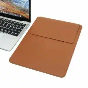 Sac pochette pour ordinateur portable 13.3 pouces en similicuir posé à côté d'un ordinateur portable gris sur fond blanc.