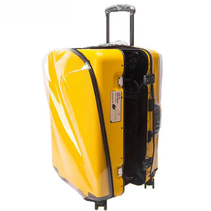 Protection Valise Etanche et Transparente en Plastique sur une valise jaune sur fond blanc