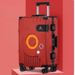 Valise à 4 Roues à Design Original en Plastique sur fond rouge et rose