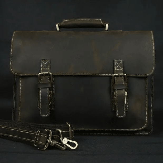 Sacoche Vintage Noire en Cuir pour Ordinateur avec Bandoulière Détachable sur fond noir